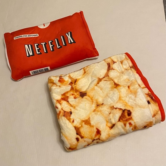 Official Netflix Movie Night Popcorn Blanket & Netflix Logo Pillow Cover Set - Picture 2 of 12